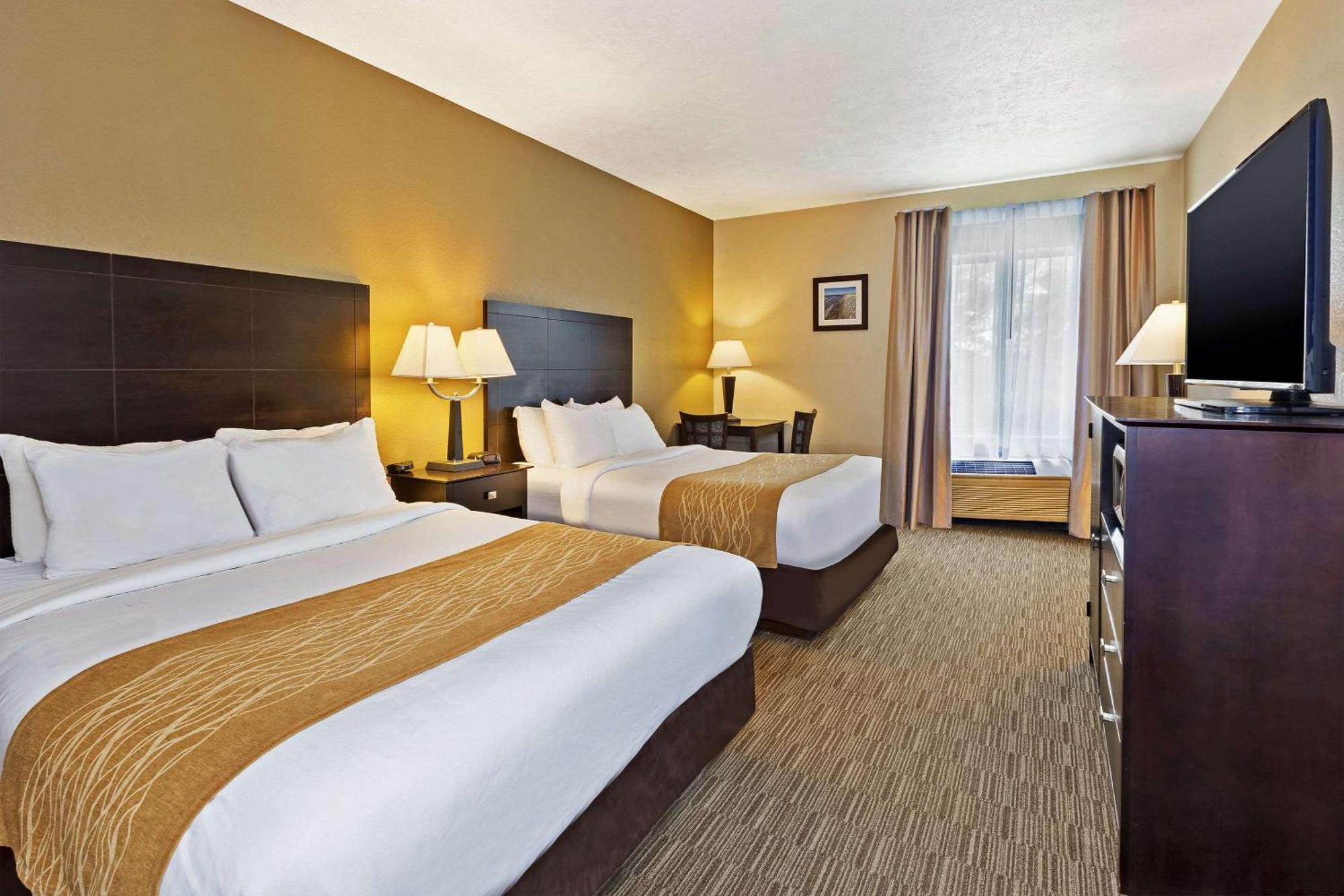 Comfort Inn Whitehall Near Michigan'S Adventure Exterior photo