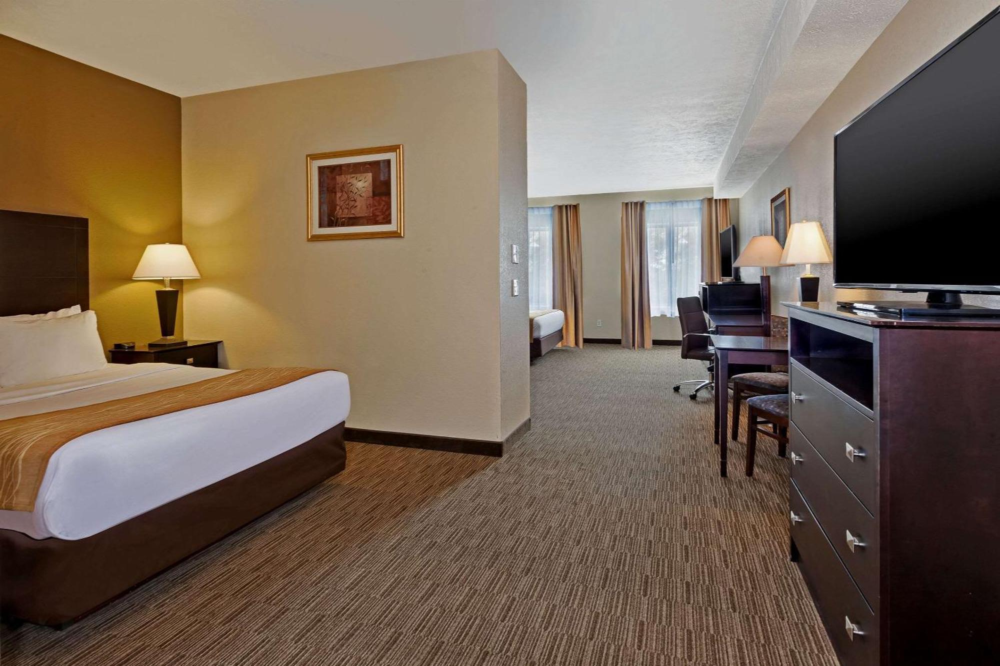 Comfort Inn Whitehall Near Michigan'S Adventure Exterior photo