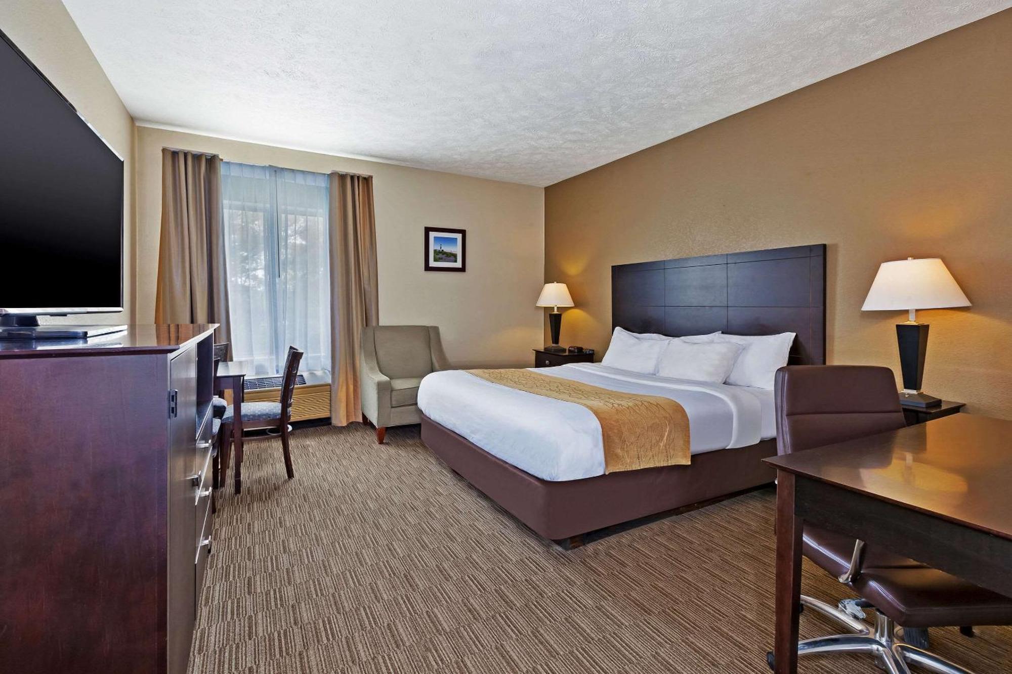 Comfort Inn Whitehall Near Michigan'S Adventure Exterior photo