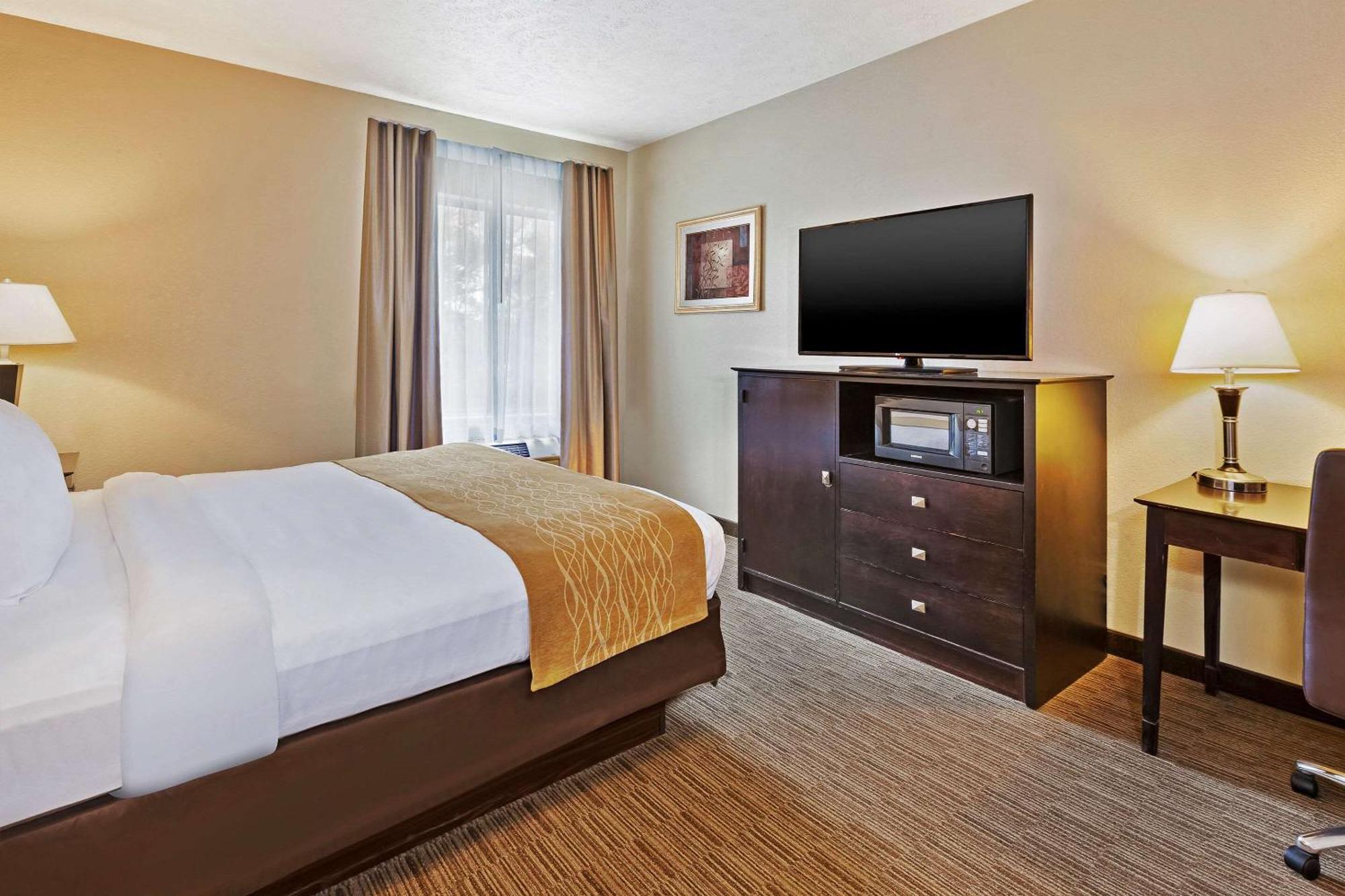 Comfort Inn Whitehall Near Michigan'S Adventure Exterior photo