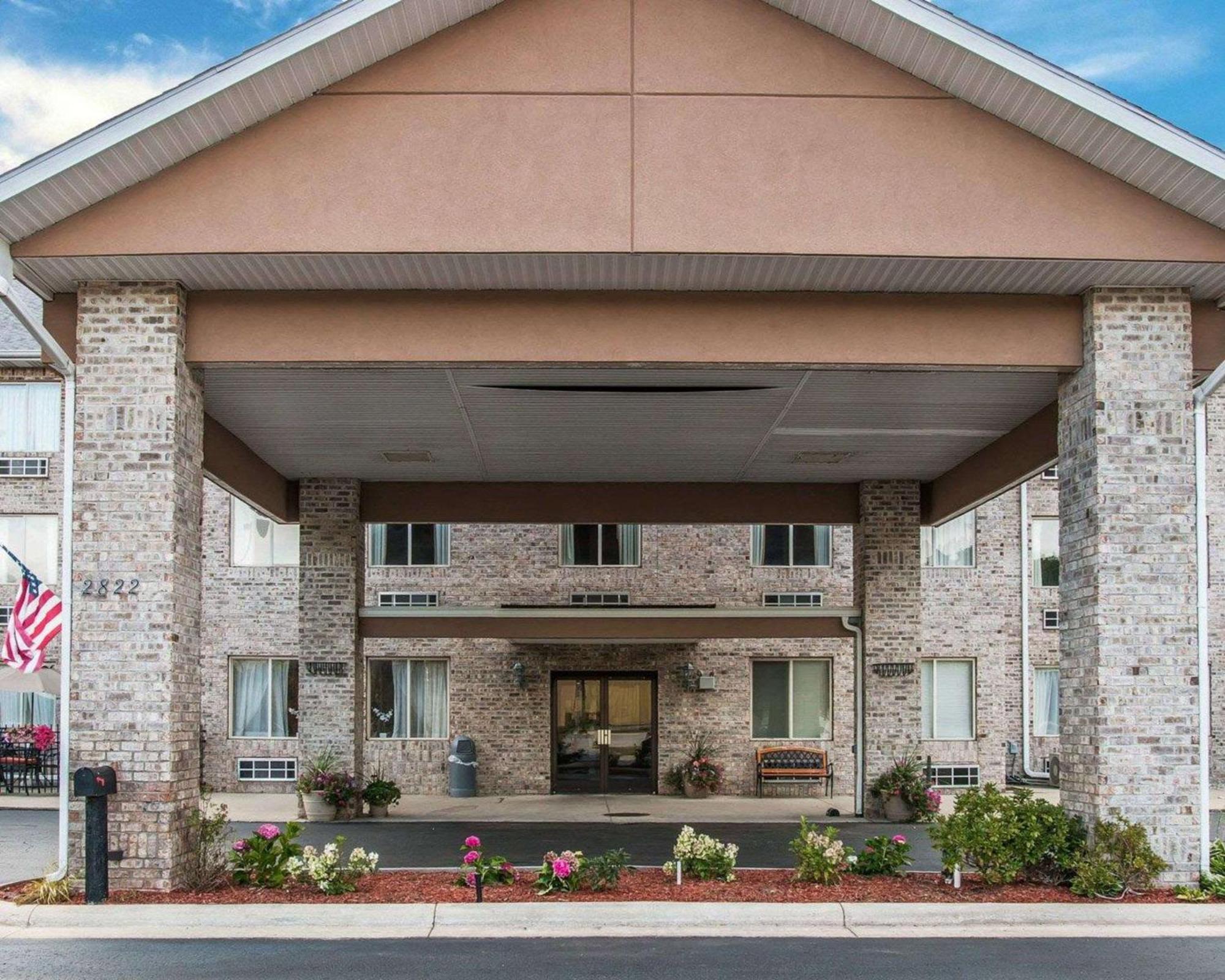 Comfort Inn Whitehall Near Michigan'S Adventure Exterior photo