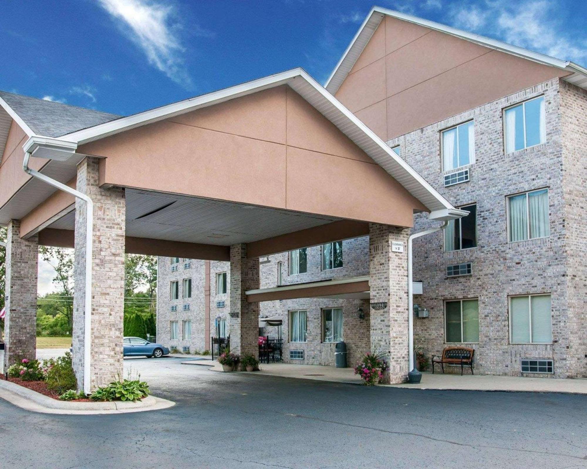 Comfort Inn Whitehall Near Michigan'S Adventure Exterior photo
